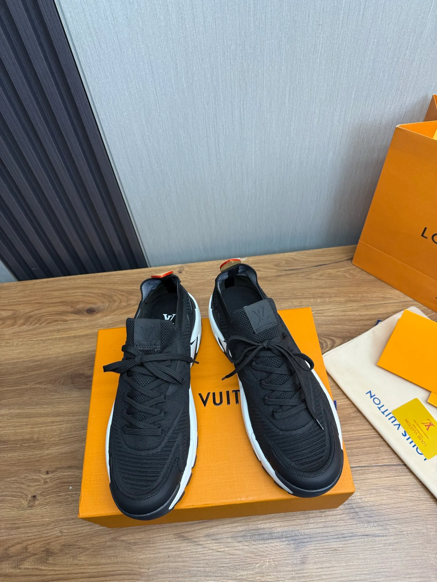 Men's Men's Shoes 580💰 🌈LV | Louis Vuitton 2025 LV Louis Vuitton L House Donkey Brand Latest Olympia Series Couple Style Silver Horn King Casual Sports Shoes Running Shoes This LV Olympia sports shoe combines mesh fabric and metallic synthetic leather and other technical fabrics to reinterpret the classic running shoe design with a neat and simple design. Lightweight EVA outsole provides a stretchy fit. Rich details such as Monogram embossing and LV letters establish recognition. Exquisite packaging at the delivery counter 🛍📦 ▪️Fabric: original imported technical fabric + mesh ▪️Inner lining: original customized breathable mesh ▪️Sole: original molded rubber foam material ▪️Sole thickness: 3.5CM ▪️Size: 38-44 yards